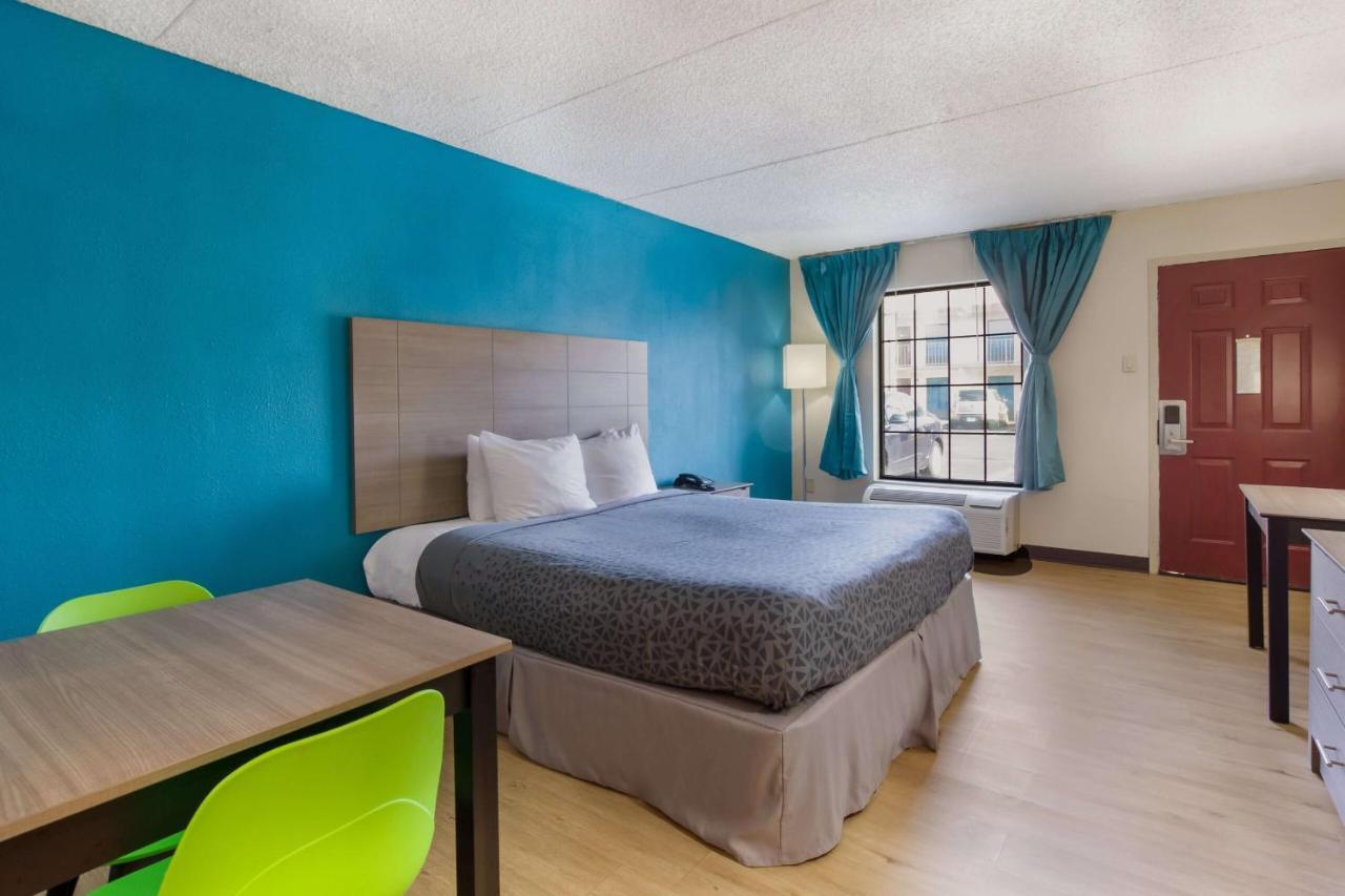 One Life Studio And Hotel 2*